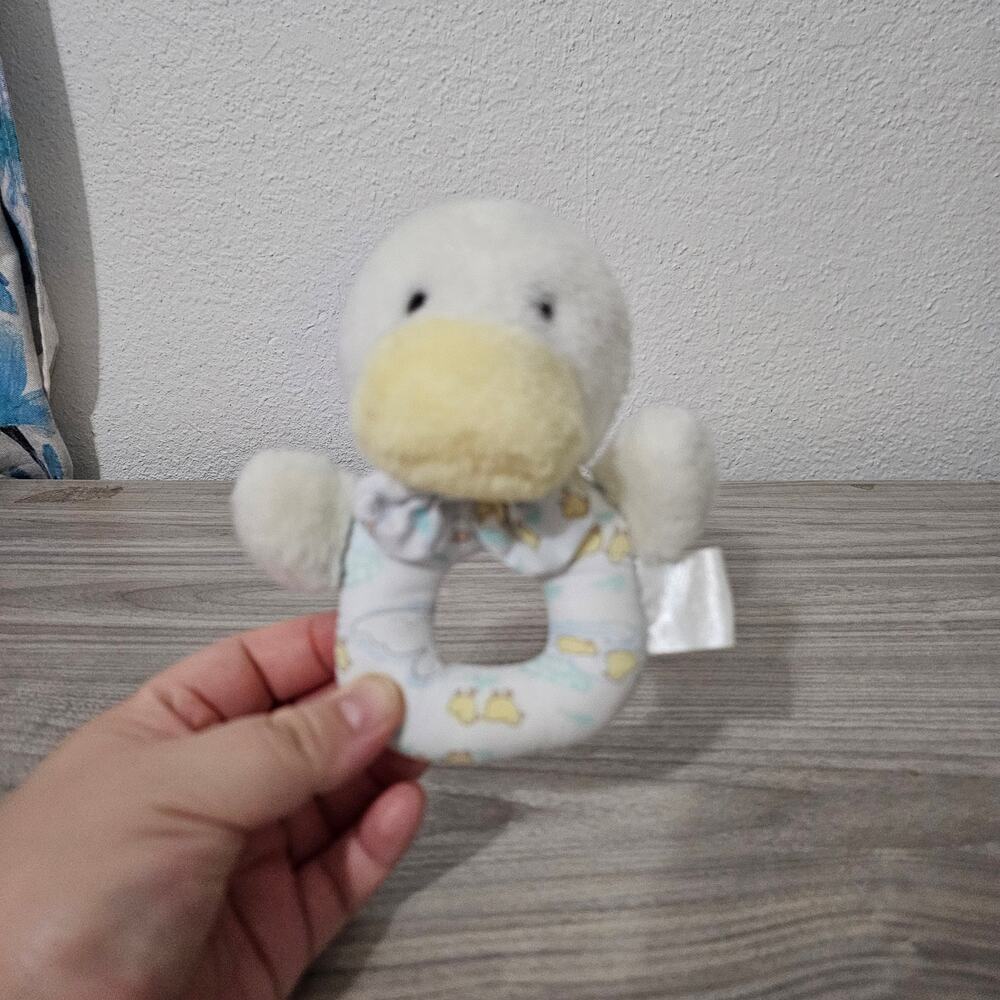 Carter's Classic Duck Pastel Hand Rattle Ring Circle Vintage White Yellow